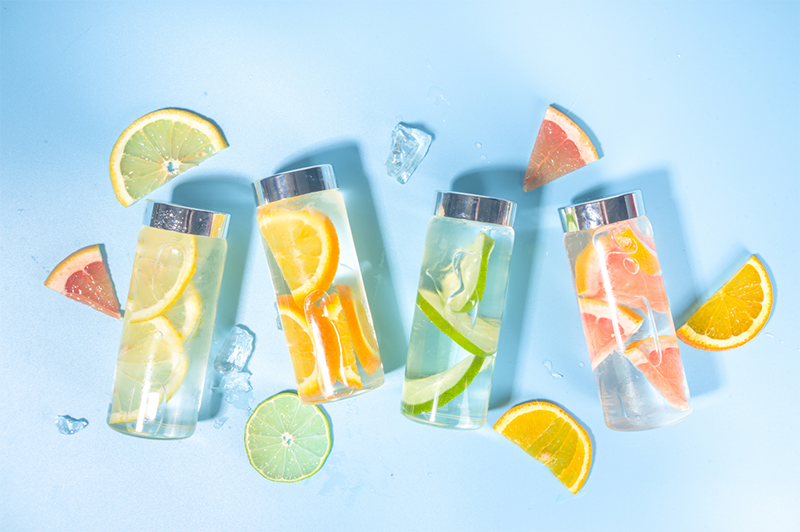 Wasserflaschen mit frischem Obst gegen die Hitze 
