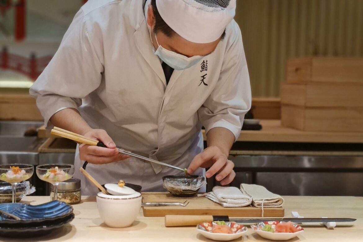 japanischer Koch beim achtsamen Zubereiten einer Mahlzeit, im Flow