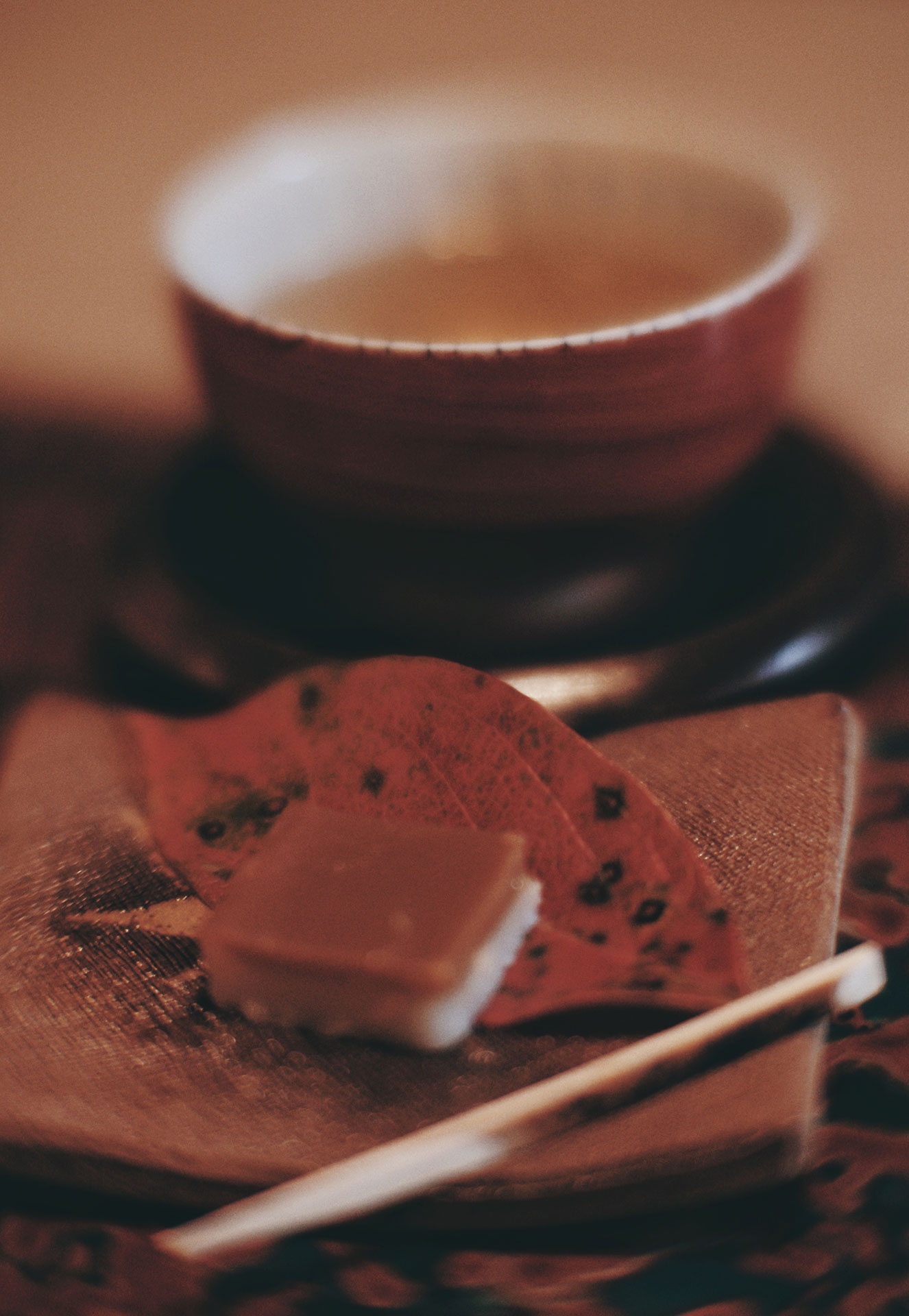 japanischer Tee und Wagashi, eine Teesüßigkeit